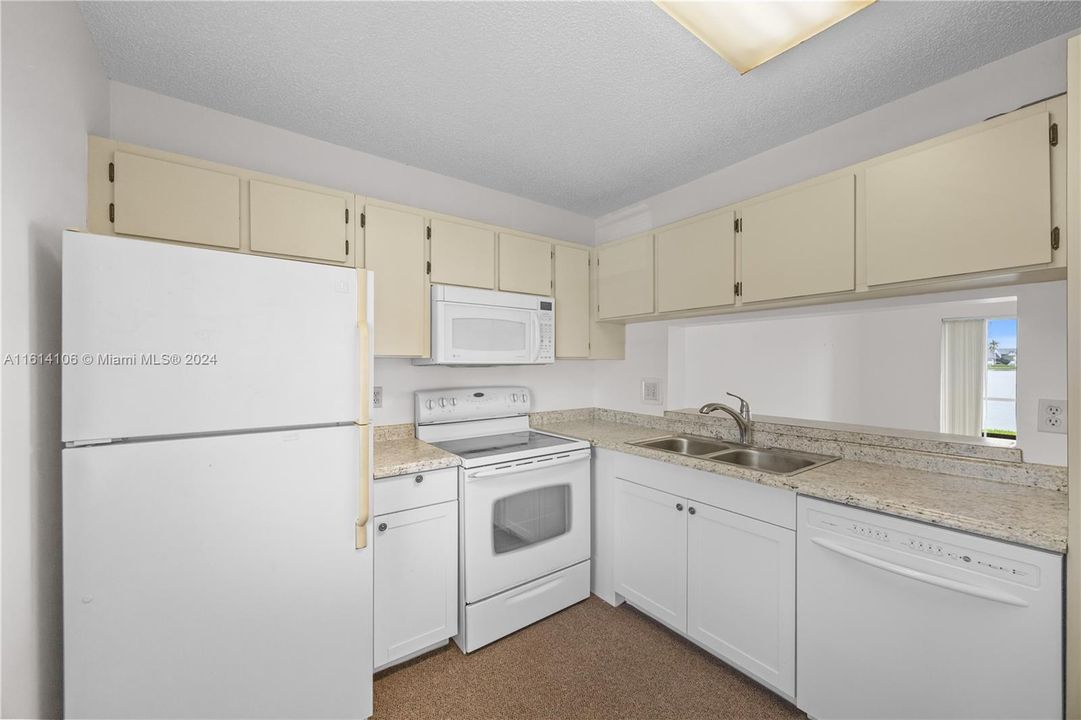 For Sale: $258,000 (2 beds, 2 baths, 815 Square Feet)