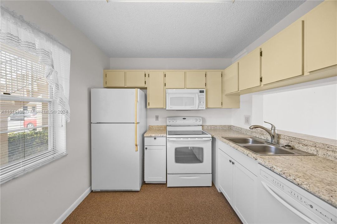 For Sale: $258,000 (2 beds, 2 baths, 815 Square Feet)