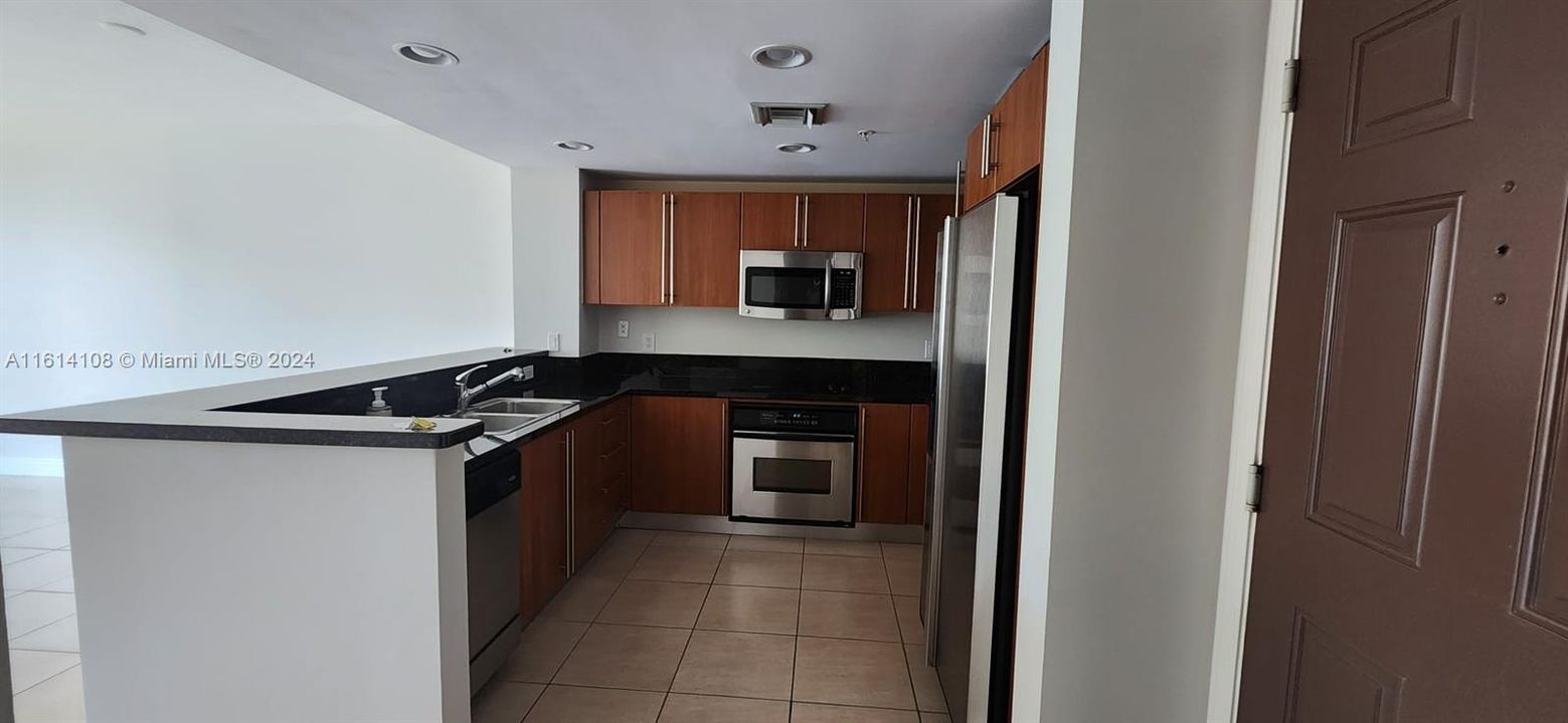 For Rent: $2,300 (1 beds, 1 baths, 850 Square Feet)