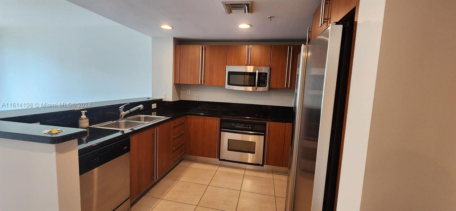 For Rent: $2,300 (1 beds, 1 baths, 850 Square Feet)