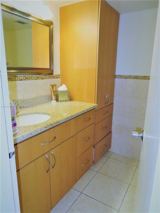 For Rent: $3,100 (1 beds, 2 baths, 824 Square Feet)