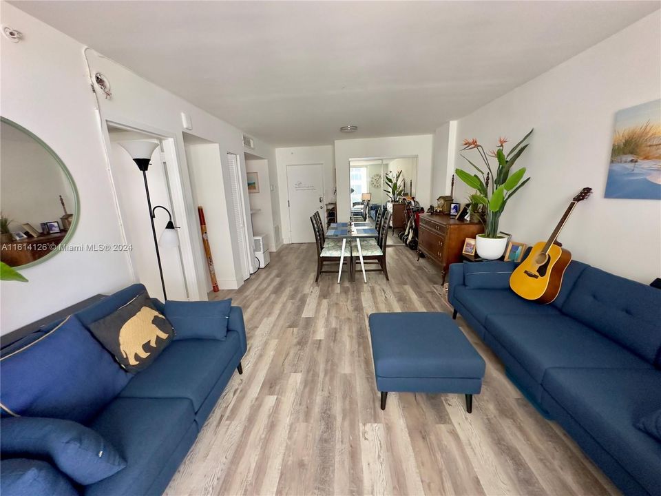 For Sale: $375,000 (1 beds, 1 baths, 676 Square Feet)