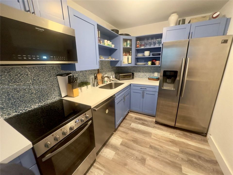 For Sale: $375,000 (1 beds, 1 baths, 676 Square Feet)
