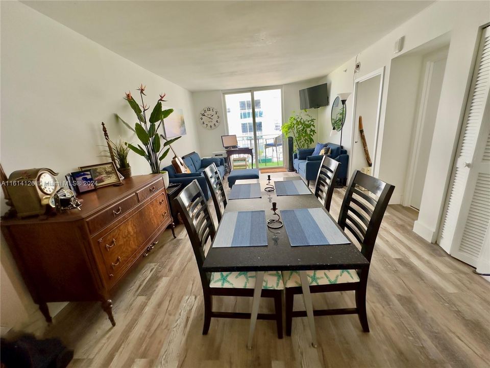 For Sale: $375,000 (1 beds, 1 baths, 676 Square Feet)