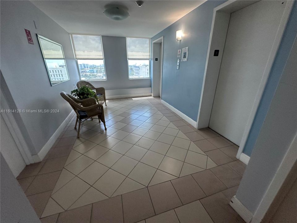 For Sale: $375,000 (1 beds, 1 baths, 676 Square Feet)