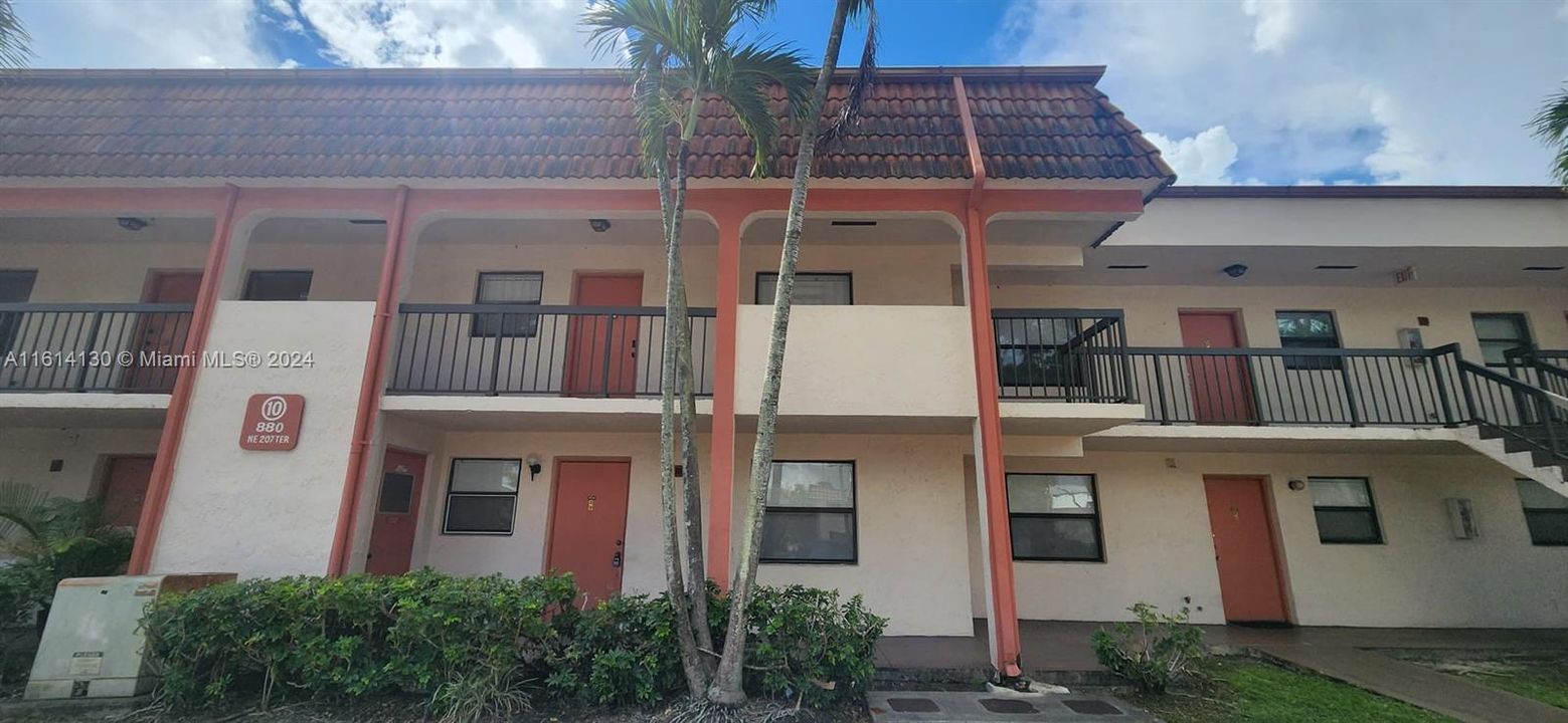 For Rent: $2,100 (2 beds, 2 baths, 956 Square Feet)
