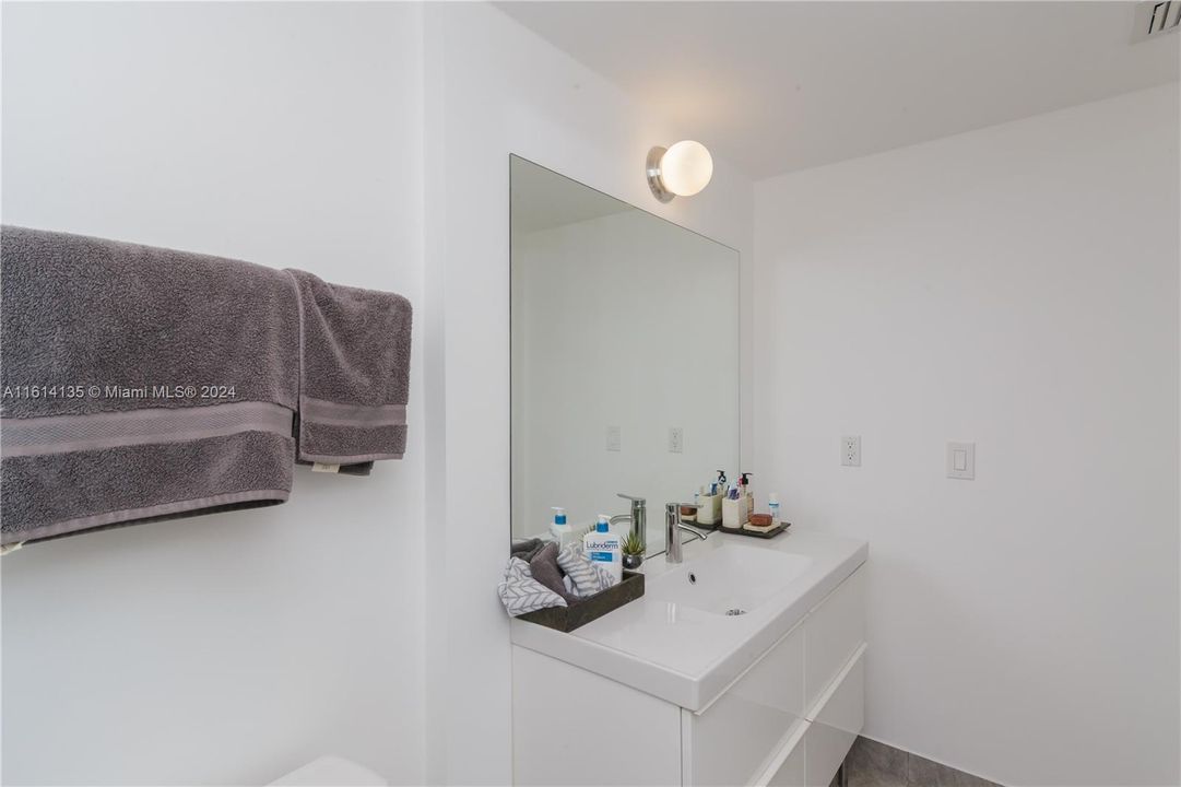 For Sale: $545,000 (1 beds, 1 baths, 863 Square Feet)