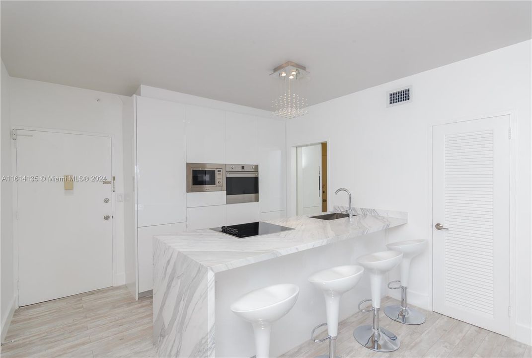 For Sale: $545,000 (1 beds, 1 baths, 863 Square Feet)