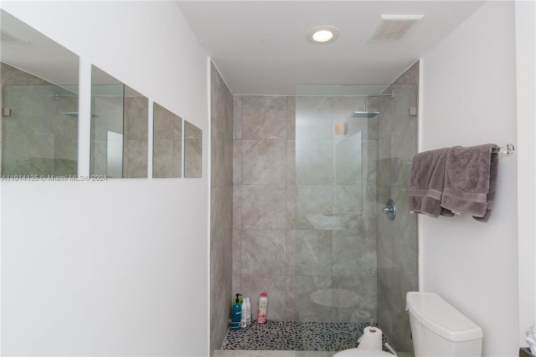 For Sale: $545,000 (1 beds, 1 baths, 863 Square Feet)