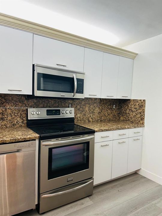 For Rent: $2,750 (1 beds, 1 baths, 868 Square Feet)