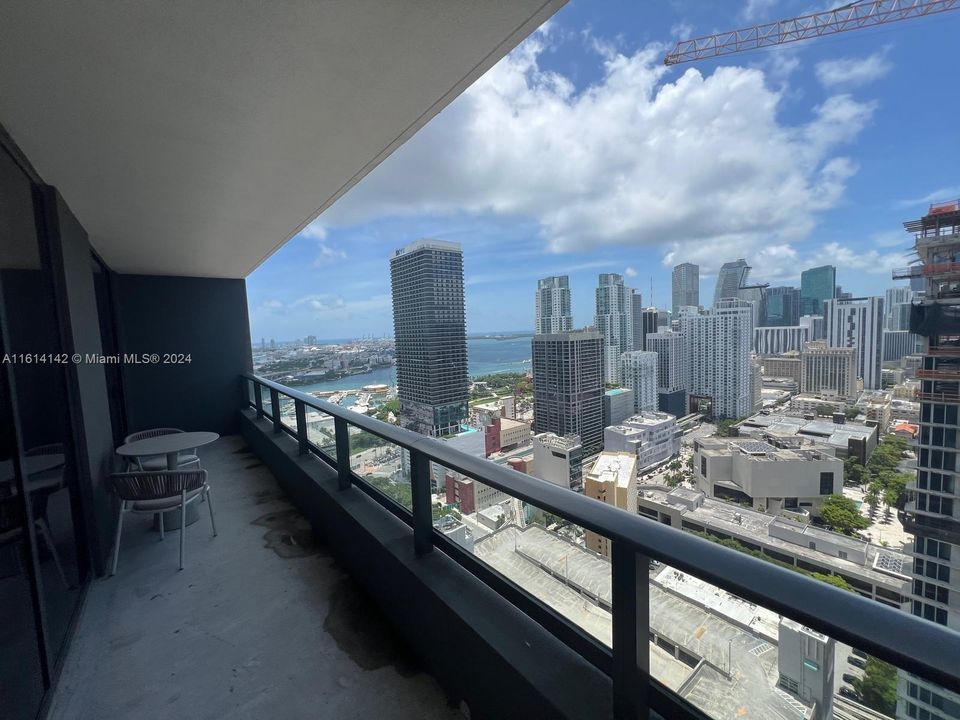 For Sale: $1,190,000 (2 beds, 2 baths, 916 Square Feet)