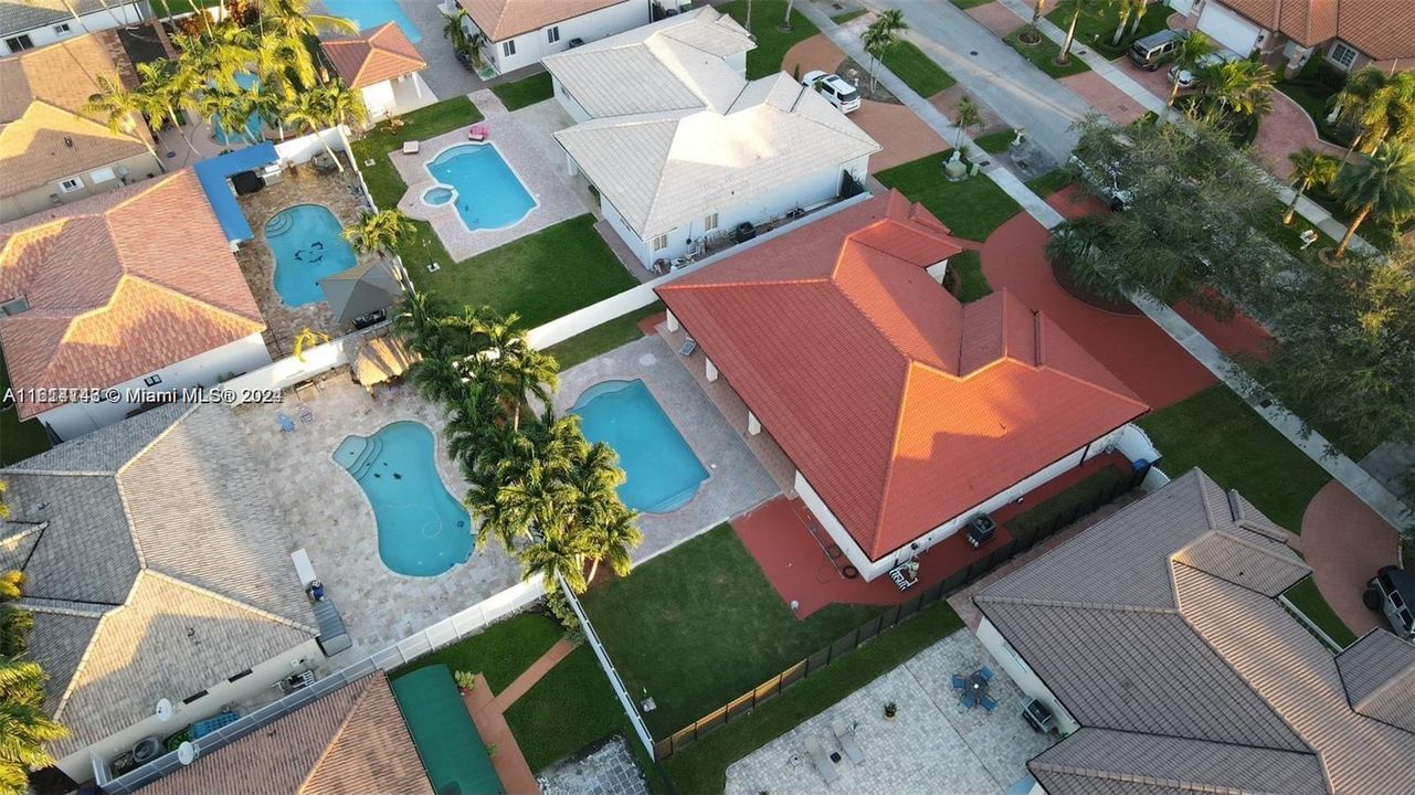 En Venta: $895,000 (3 camas, 2 baños, 2004 Pies cuadrados)