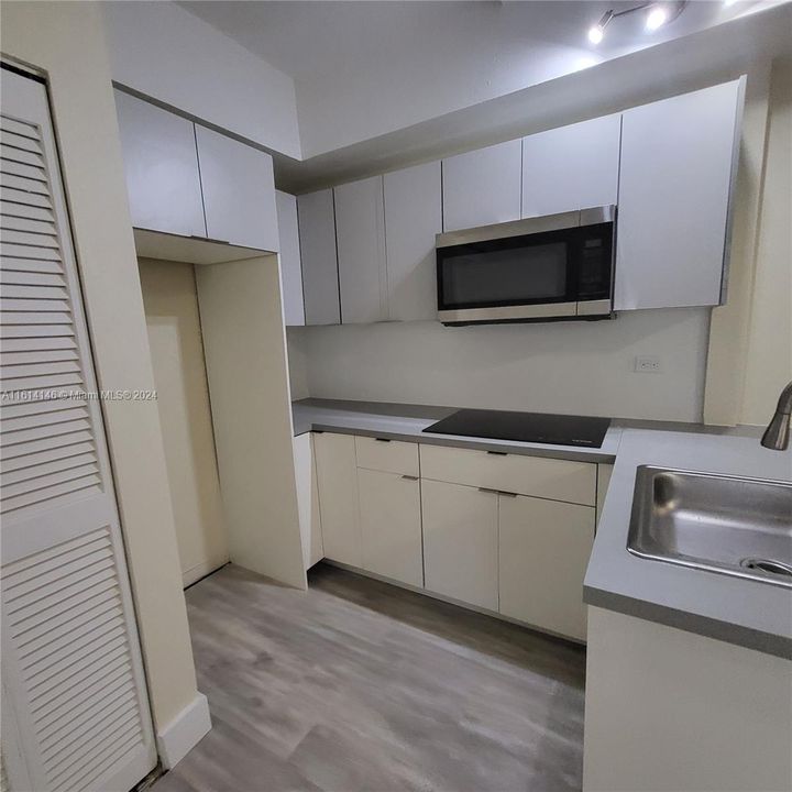 For Rent: $2,300 (1 beds, 1 baths, 530 Square Feet)