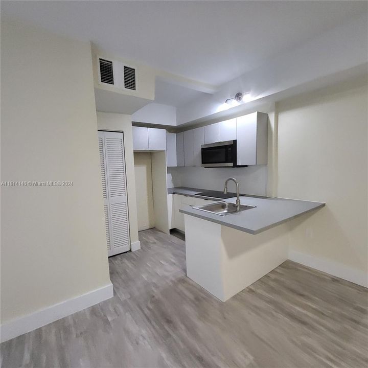 For Rent: $2,300 (1 beds, 1 baths, 530 Square Feet)