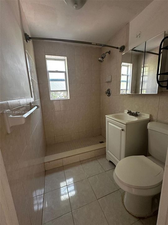 For Rent: $2,000 (2 beds, 1 baths, 776 Square Feet)