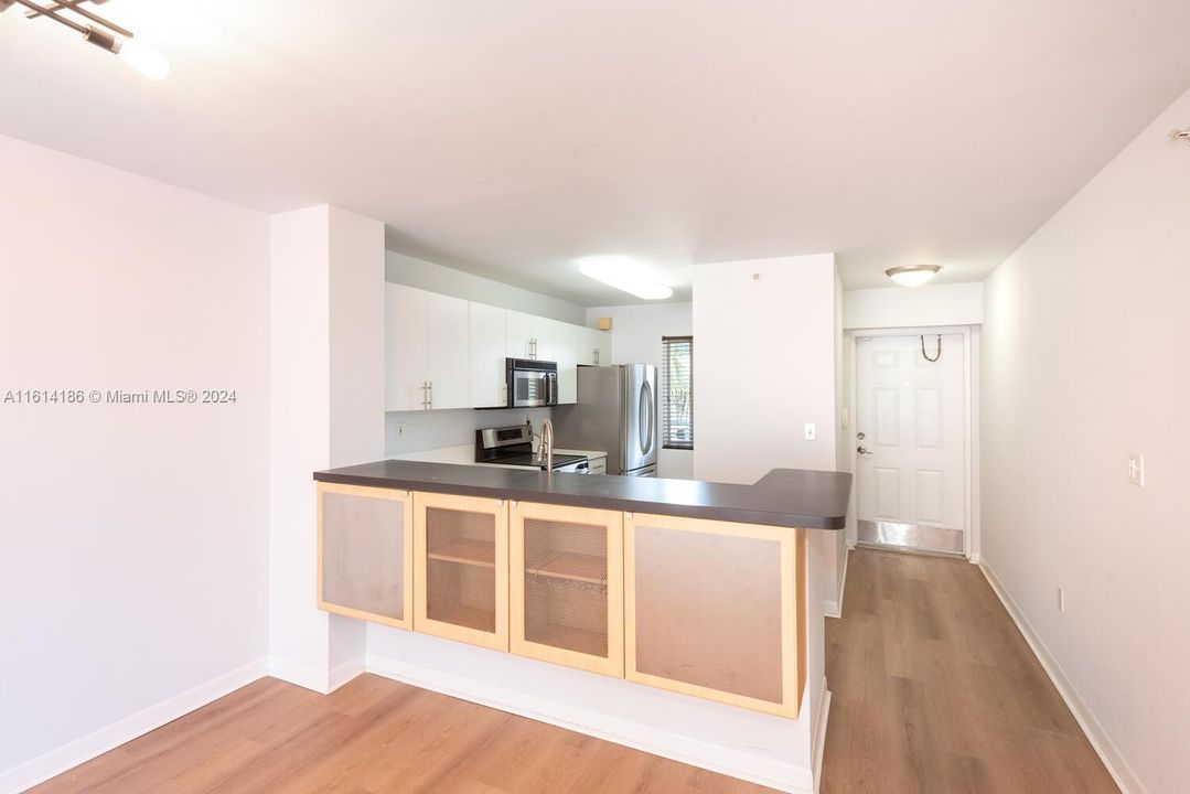 For Sale: $635,000 (2 beds, 2 baths, 990 Square Feet)