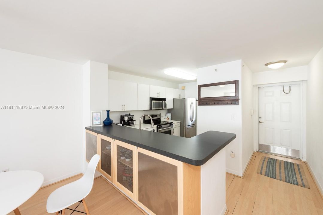 For Sale: $635,000 (2 beds, 2 baths, 990 Square Feet)