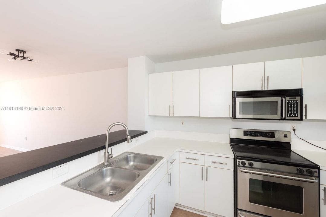 For Sale: $635,000 (2 beds, 2 baths, 990 Square Feet)