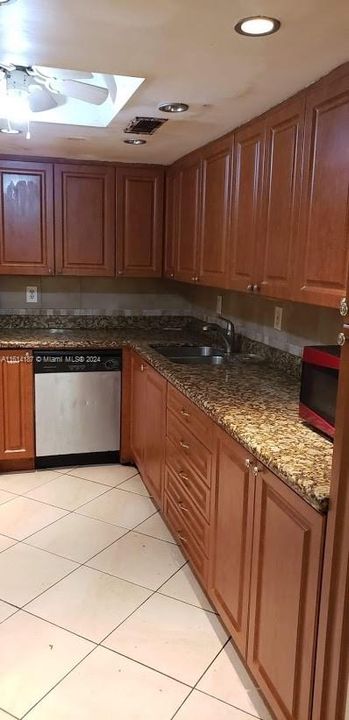 For Rent: $2,450 (2 beds, 2 baths, 1175 Square Feet)