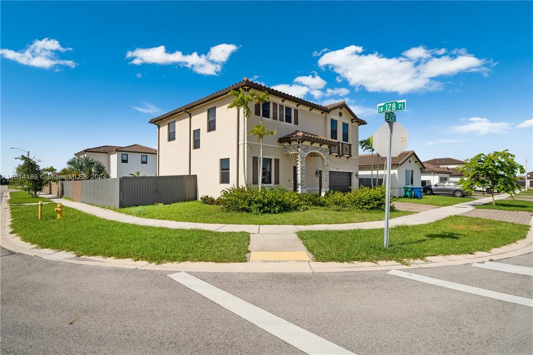 For Sale: $865,000 (4 beds, 2 baths, 2720 Square Feet)