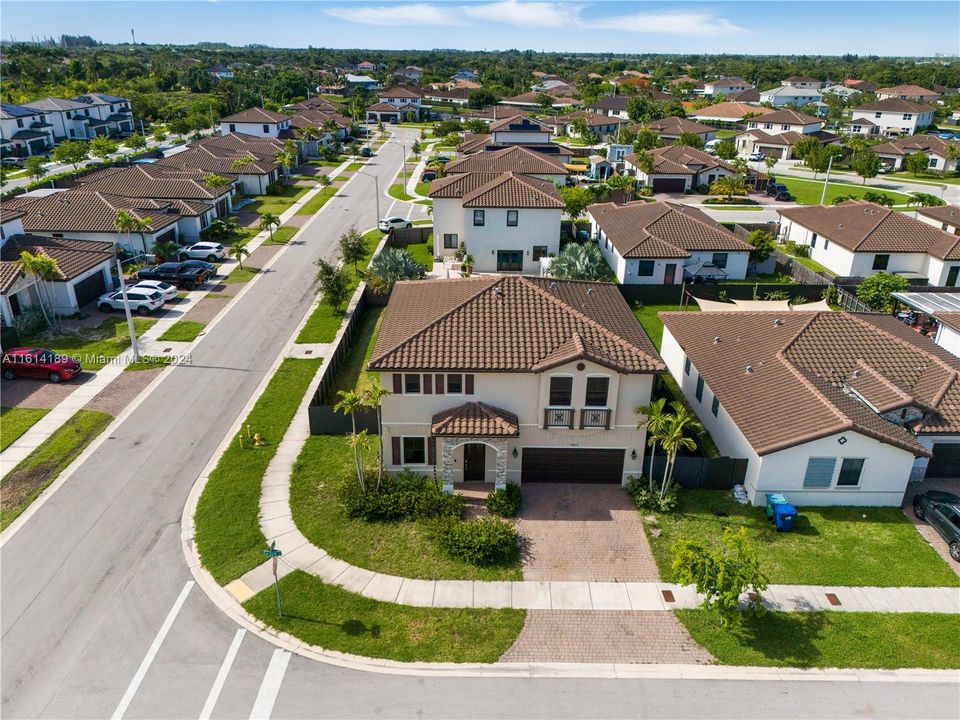 For Sale: $865,000 (4 beds, 2 baths, 2720 Square Feet)