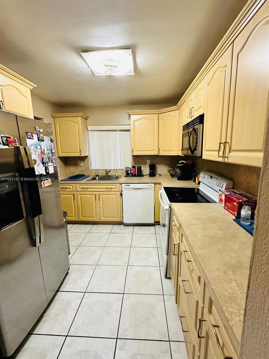 For Sale: $219,000 (2 beds, 2 baths, 937 Square Feet)