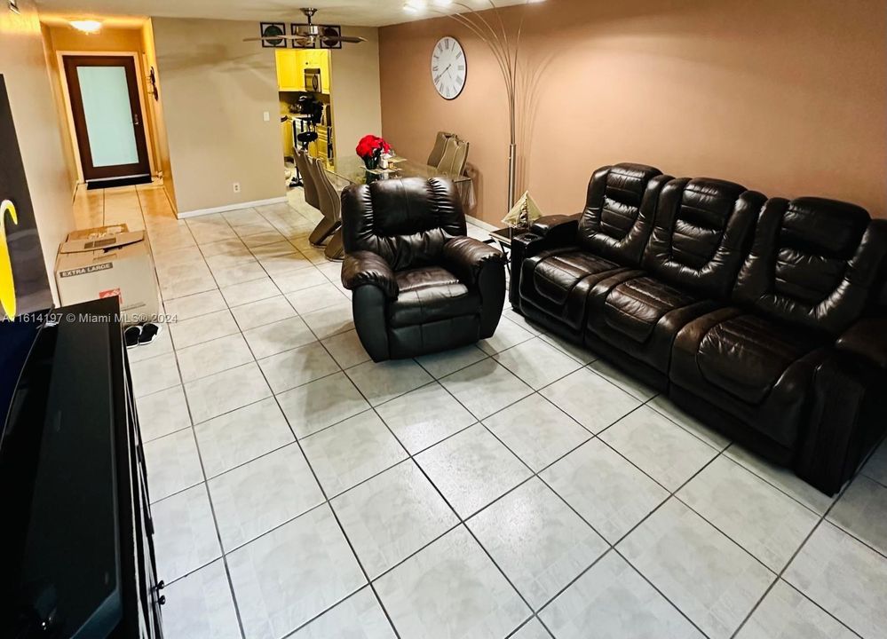 For Sale: $219,000 (2 beds, 2 baths, 937 Square Feet)