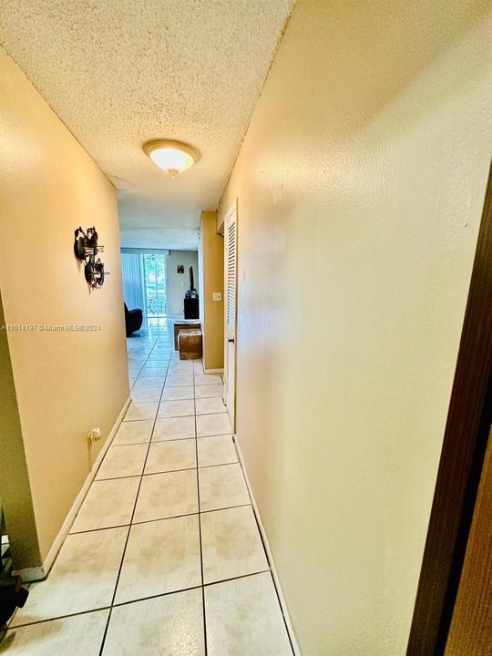 For Sale: $219,000 (2 beds, 2 baths, 937 Square Feet)