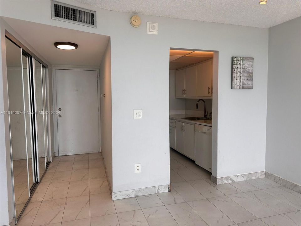 For Rent: $2,000 (1 beds, 0 baths, 723 Square Feet)