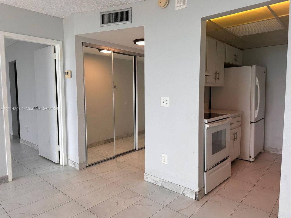 For Rent: $2,000 (1 beds, 0 baths, 723 Square Feet)