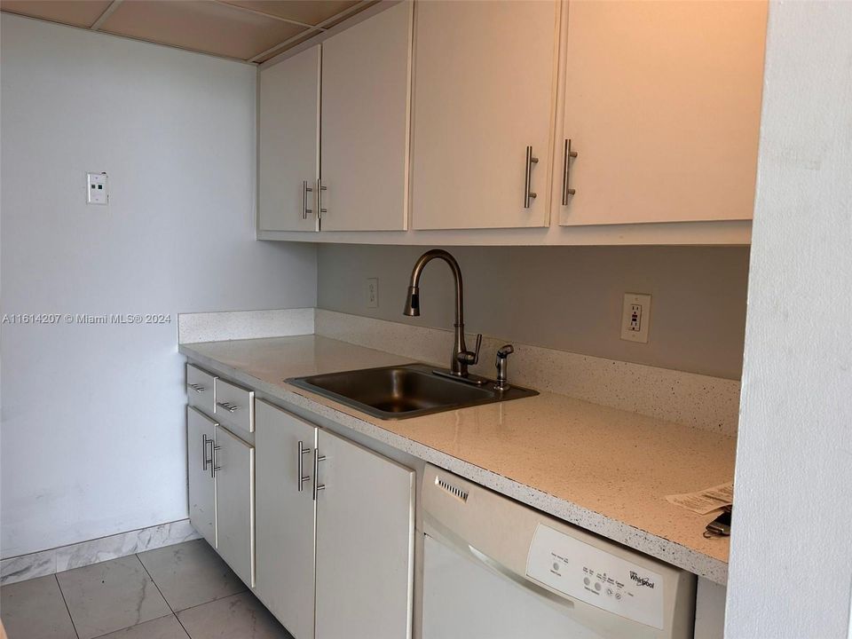 For Rent: $2,000 (1 beds, 0 baths, 723 Square Feet)