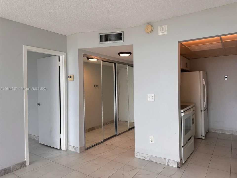 For Rent: $2,000 (1 beds, 0 baths, 723 Square Feet)