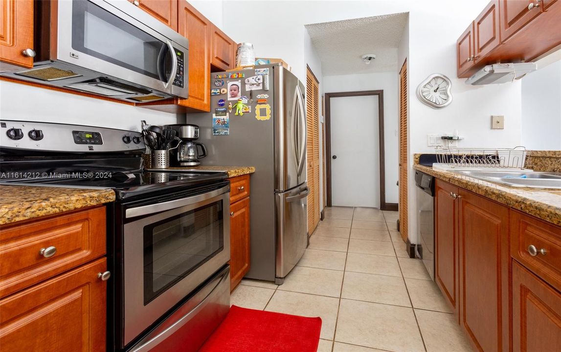 For Rent: $2,300 (2 beds, 1 baths, 891 Square Feet)