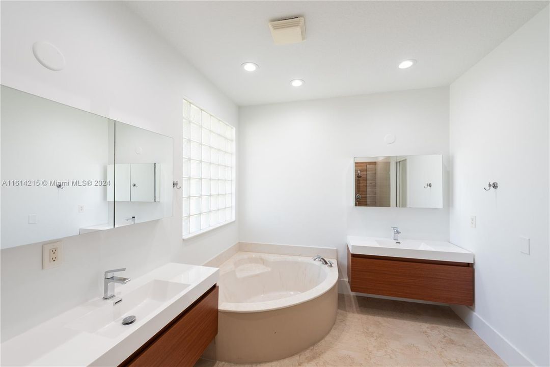 Недавно арендовано: $6,900 (5 спален, 3 ванн, 2599 Квадратных фут)