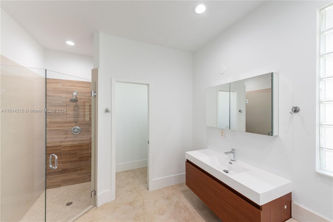 Недавно арендовано: $6,900 (5 спален, 3 ванн, 2599 Квадратных фут)