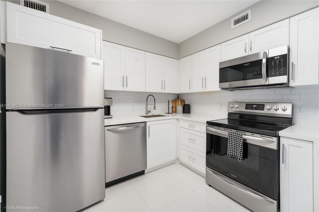 For Sale: $1,200,000 (2 beds, 2 baths, 1040 Square Feet)