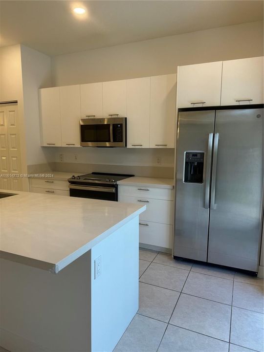 For Rent: $3,250 (2 beds, 2 baths, 1072 Square Feet)