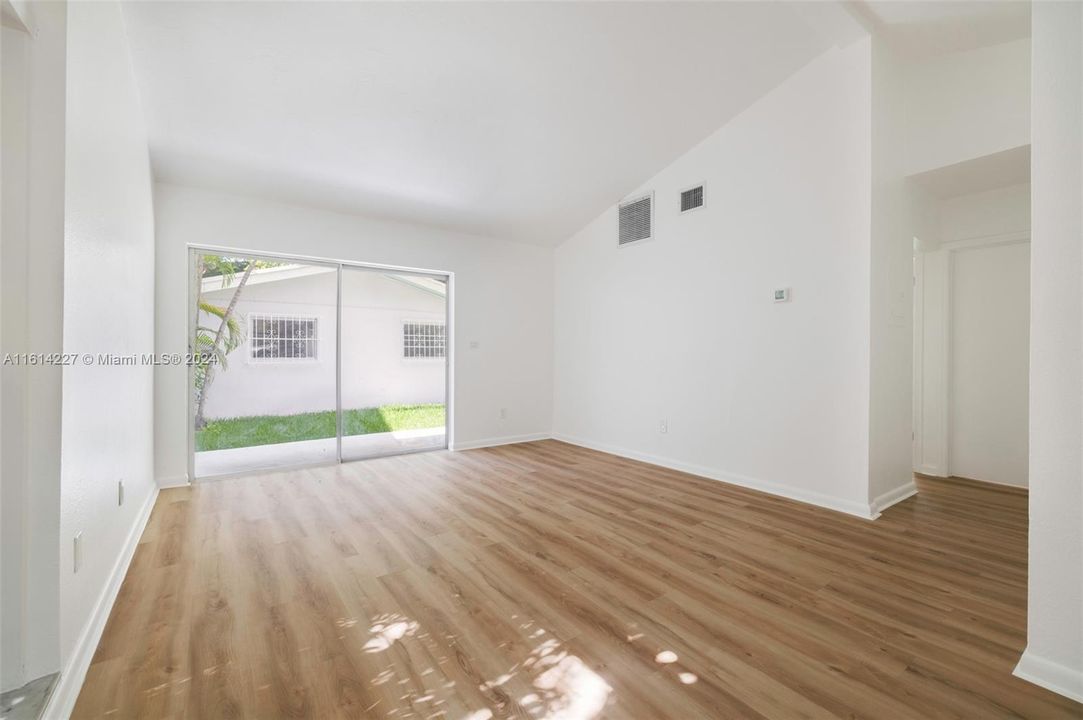 For Rent: $3,200 (2 beds, 1 baths, 864 Square Feet)