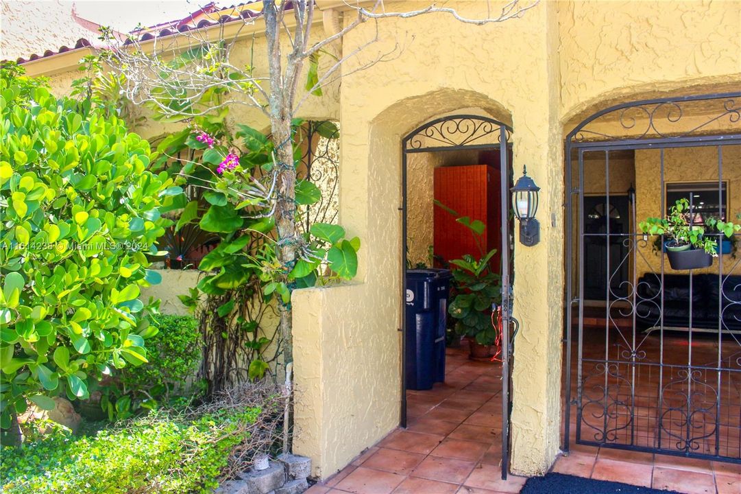 For Sale: $550,000 (2 beds, 2 baths, 2050 Square Feet)