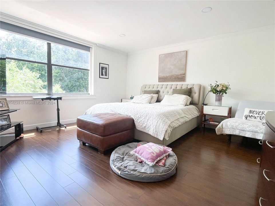 For Sale: $550,000 (2 beds, 2 baths, 2050 Square Feet)