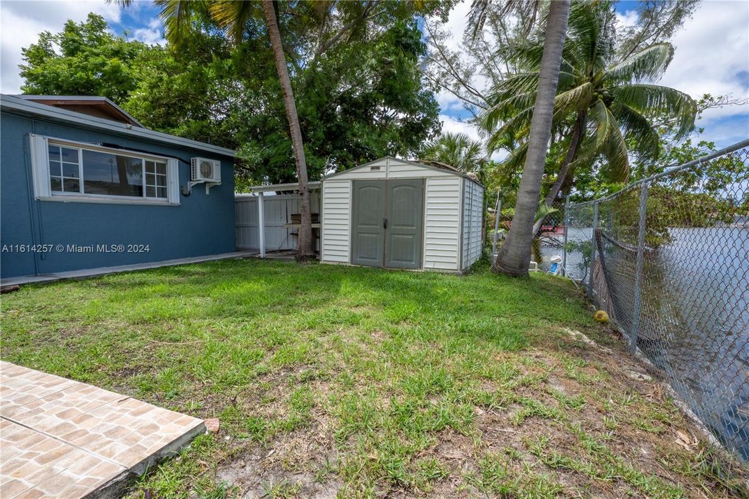 For Sale: $750,000 (4 beds, 2 baths, 2989 Square Feet)