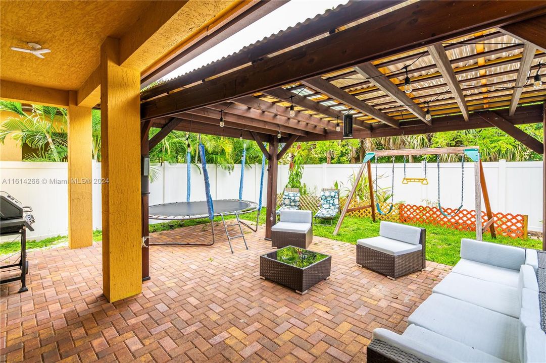 En Venta: $650,000 (4 camas, 4 baños, 2440 Pies cuadrados)