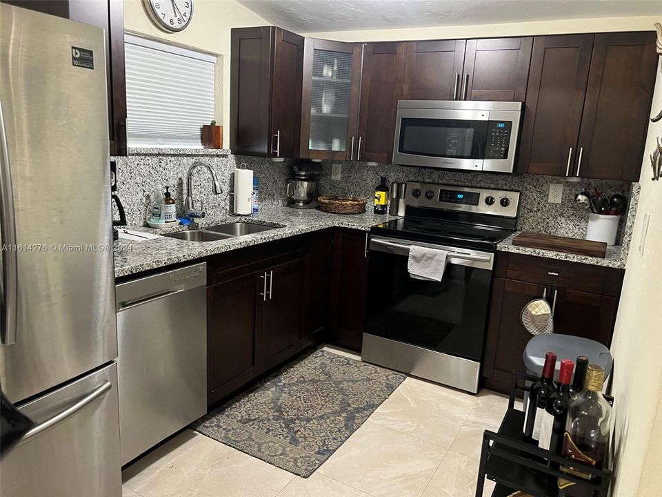 For Rent: $2,000 (2 beds, 1 baths, 1904 Square Feet)
