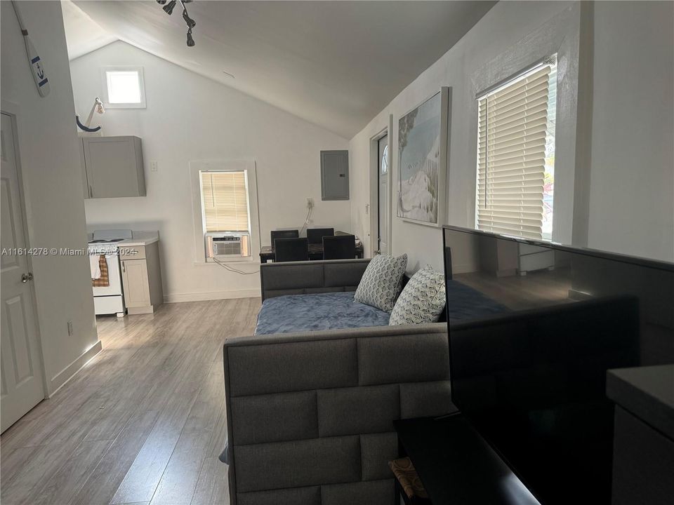 For Rent: $1,649 (1 beds, 1 baths, 744 Square Feet)