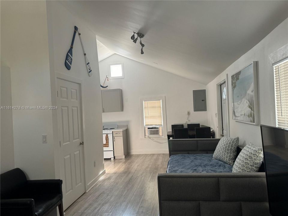 For Rent: $1,649 (1 beds, 1 baths, 744 Square Feet)