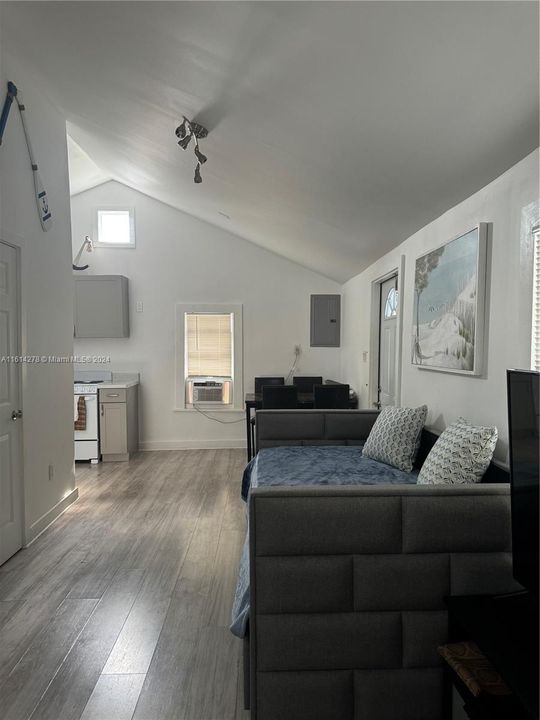 For Rent: $1,649 (1 beds, 1 baths, 744 Square Feet)