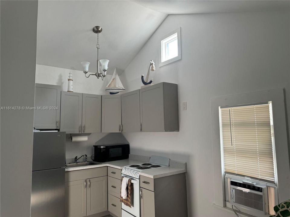 For Rent: $1,649 (1 beds, 1 baths, 744 Square Feet)