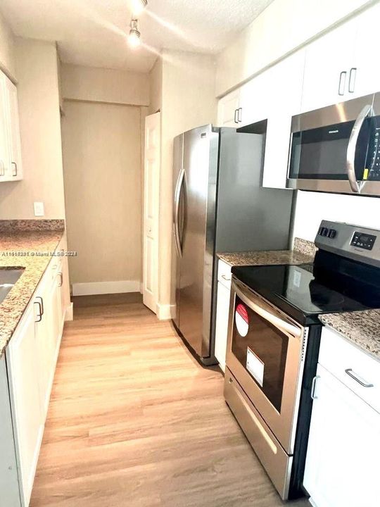 For Sale: $449,000 (1 beds, 1 baths, 760 Square Feet)