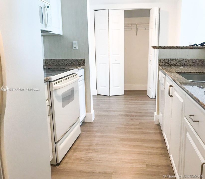For Sale: $449,000 (1 beds, 1 baths, 760 Square Feet)