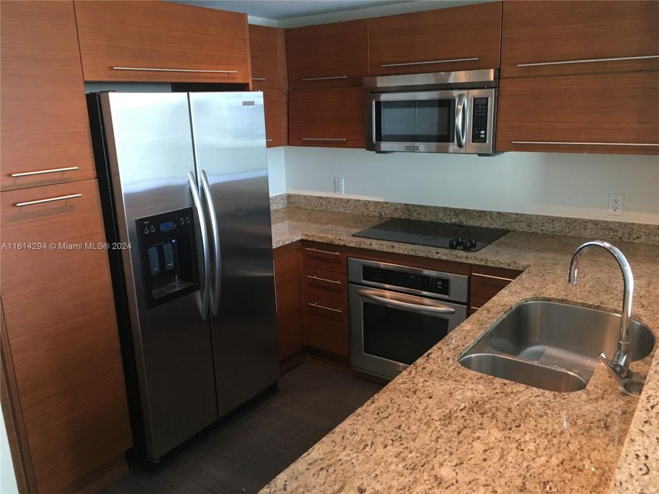 For Rent: $2,450 (2 beds, 2 baths, 954 Square Feet)